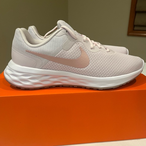 Women’s Nike Revolution 6 NN size 9.5 - Picture 2 of 9